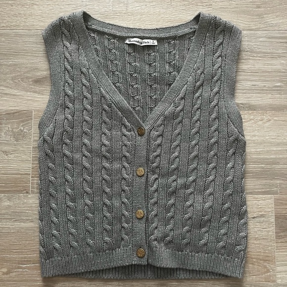 Abercrombie & Fitch Sweaters - NWOT Abercrombie & Fitch Women’s Gray Cable-Knit V-Neck Button Sweater Vest S